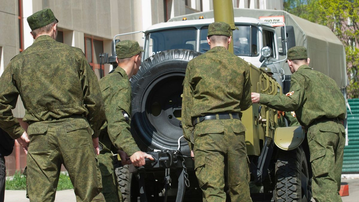 Jedli prošlé konzervy, odmítá Ukrajina nařčení, že otrávila ruské vojáky